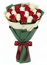 Букет Микс из красных и белых роз в Котельниково