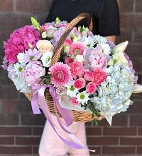 Композиция солнечный день в Котельниково Цветочная композиция из Розы, Хризантемы, Пионы и Лизиантусы в корзине в Котельниково
