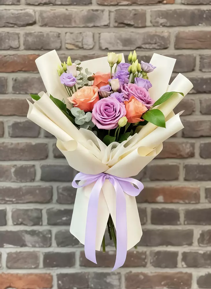 Букет цветов из: Лизиантусы и Розы в Котельниково