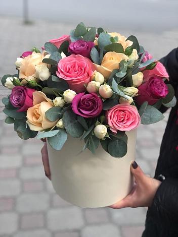 Цветочная композиция из Розы в шляпной коробке в Котельниково