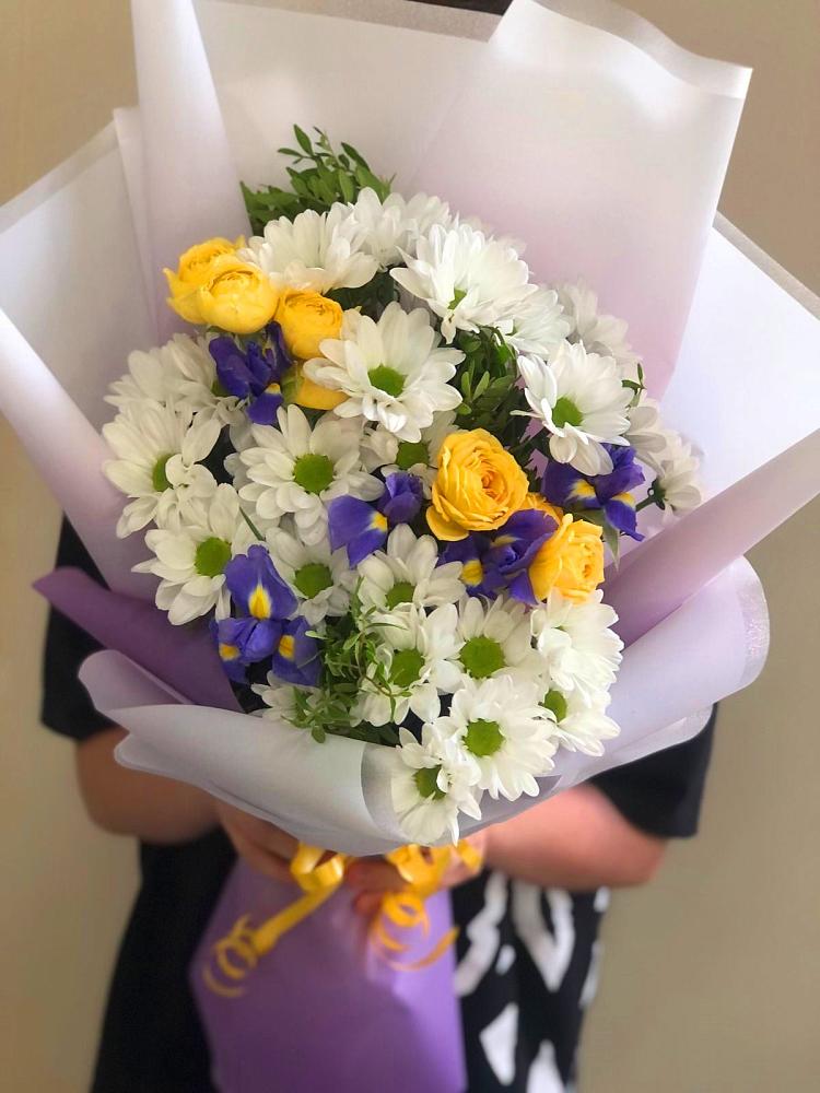 Букет цветов из: Ирисы, Хризантемы и Розы в Котельниково