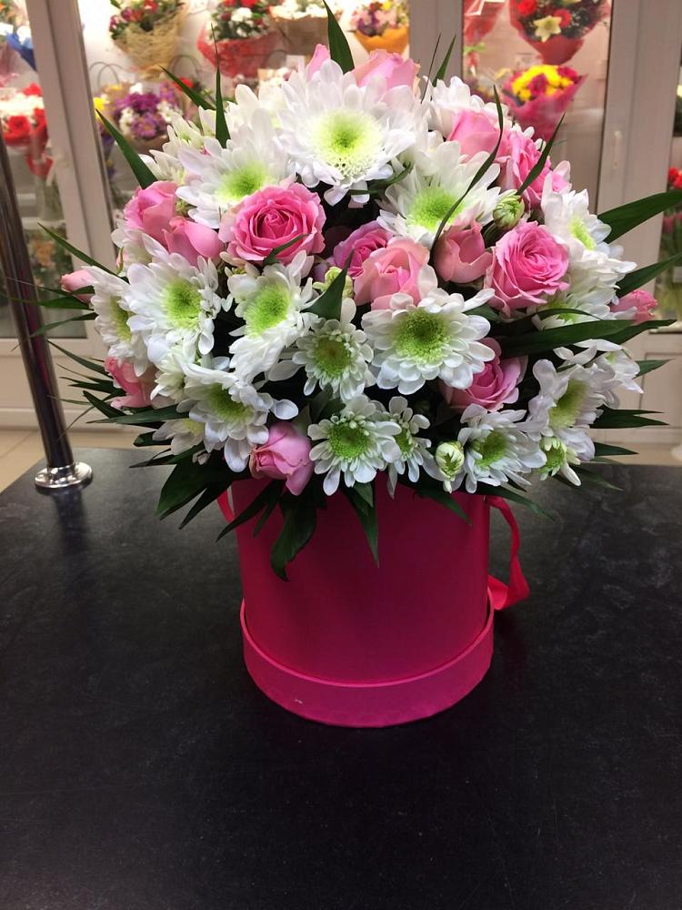 Цветочная композиция из Розы и Хризантемы в шляпной коробке в Котельниково