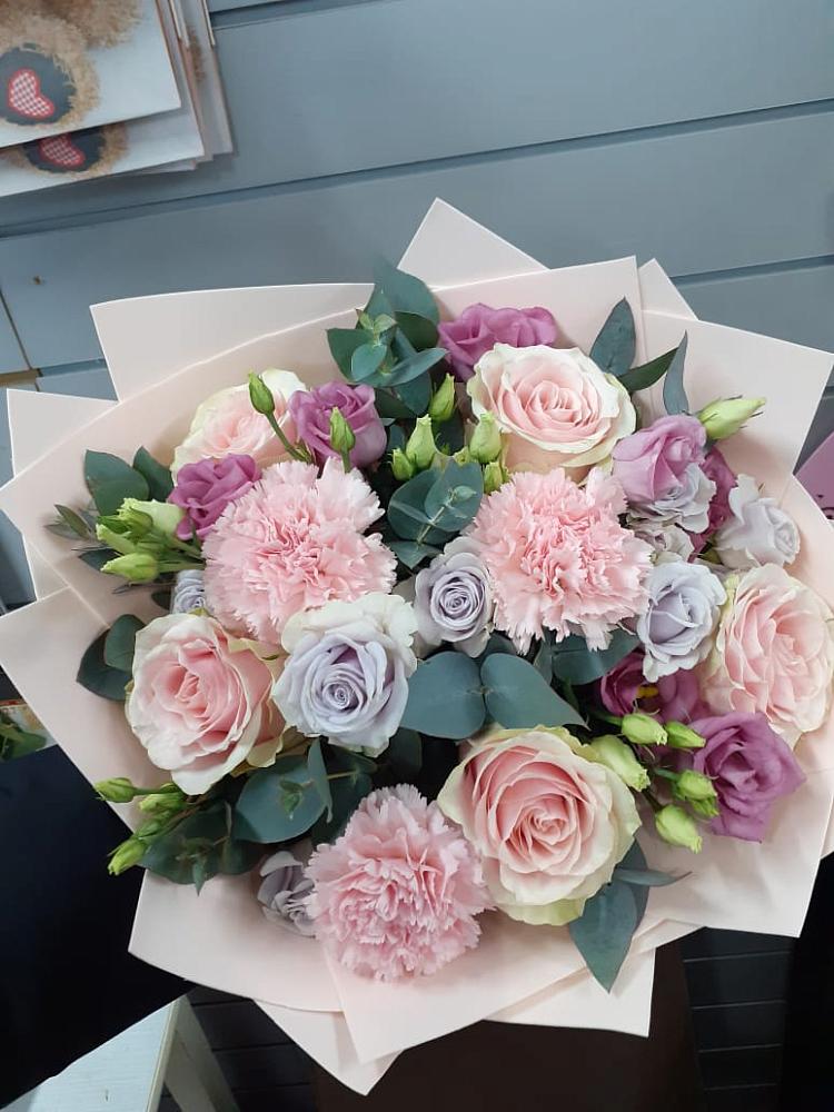 Букет цветов из: Розы, Гвоздики и Лизиантусы в Котельниково